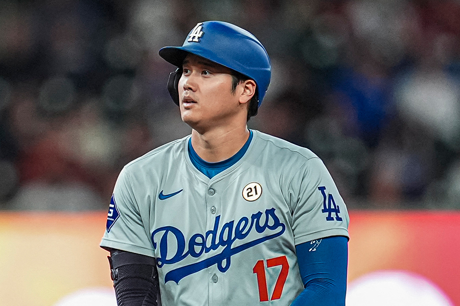 大谷翔平、頭部かすめるボールに放送席もヒヤリ 背後からマジ送球…思わず首すくめる「よけて投げなければ…」（THE ANSWER） -  Yahoo!ニュース