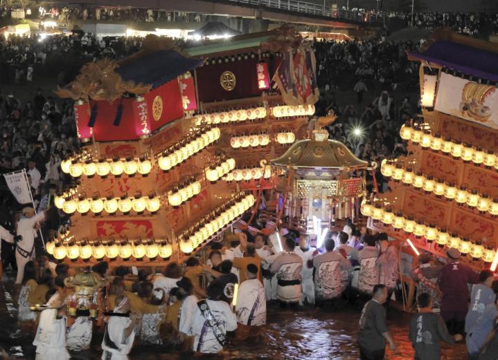 川入り」でムード最高潮 西条まつり・伊曽乃神社祭礼 だんじりと神輿、豪快に攻防（愛媛）（愛媛新聞ONLINE） - Yahoo!ニュース