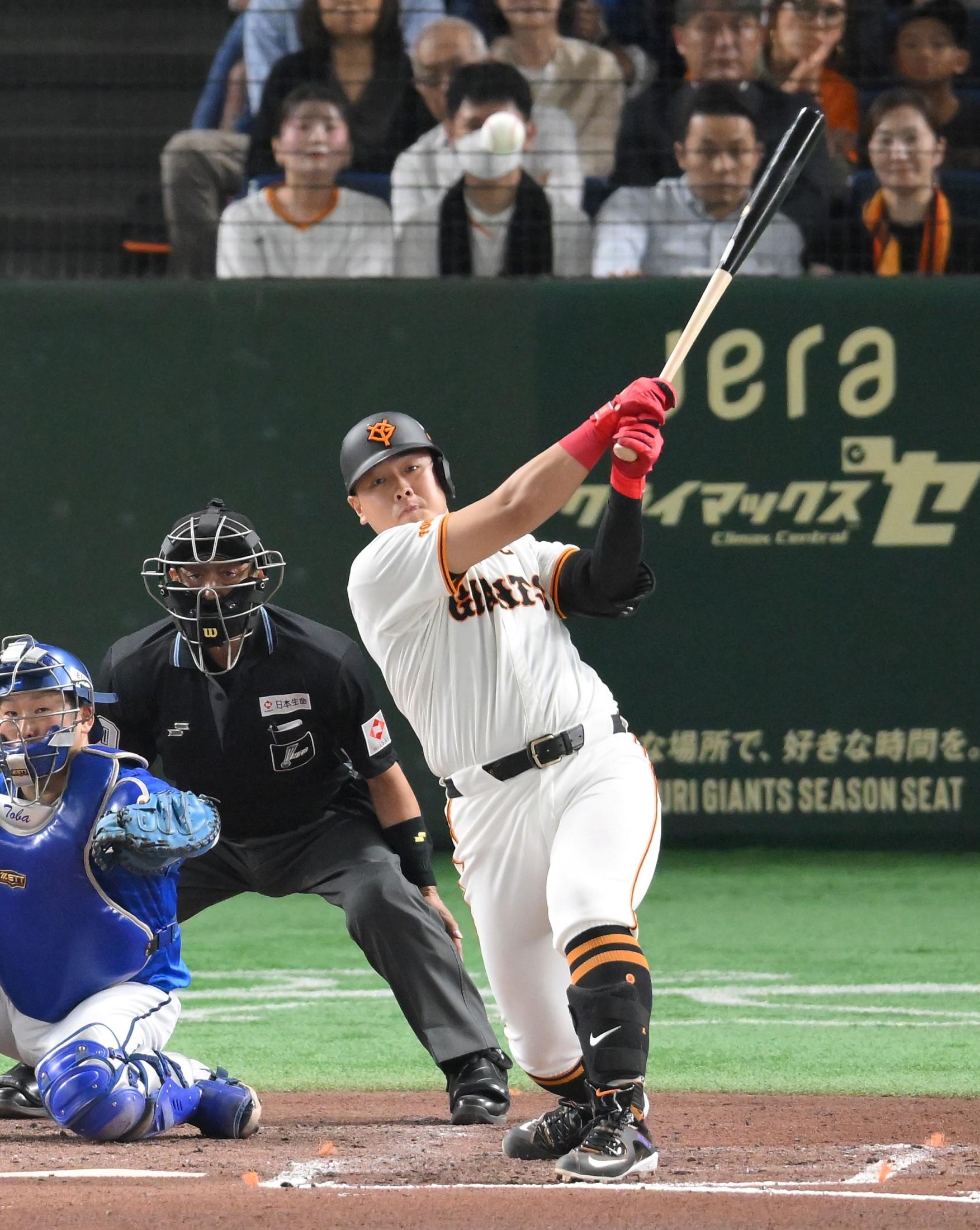 巨人・岡本和真が執念の同点適時打！塁上で雄たけび 重苦しいムードかき消す（デイリースポーツ） - Yahoo!ニュース