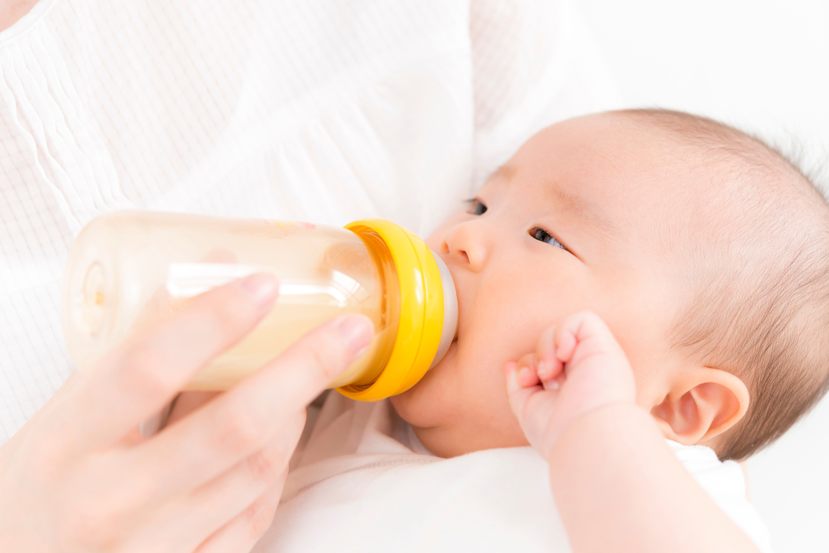 なぜ哺乳瓶は目を開けて飲む