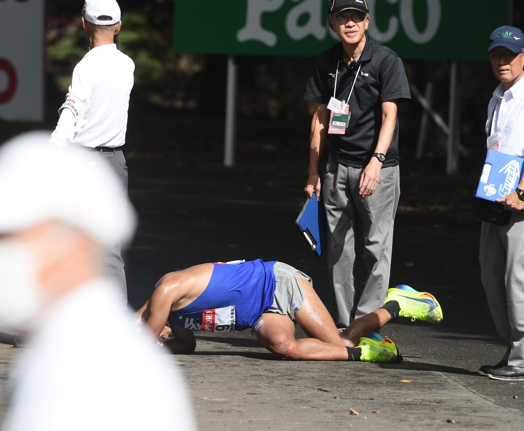 箱根駅伝予選会で悲劇 東海大３年生ロホマン・シュモンが残り１０ｍで倒れ棄権 這いながらゴール向かうも審判長判断、車いす搬送  チームは無念落選（デイリースポーツ） - Yahoo!ニュース