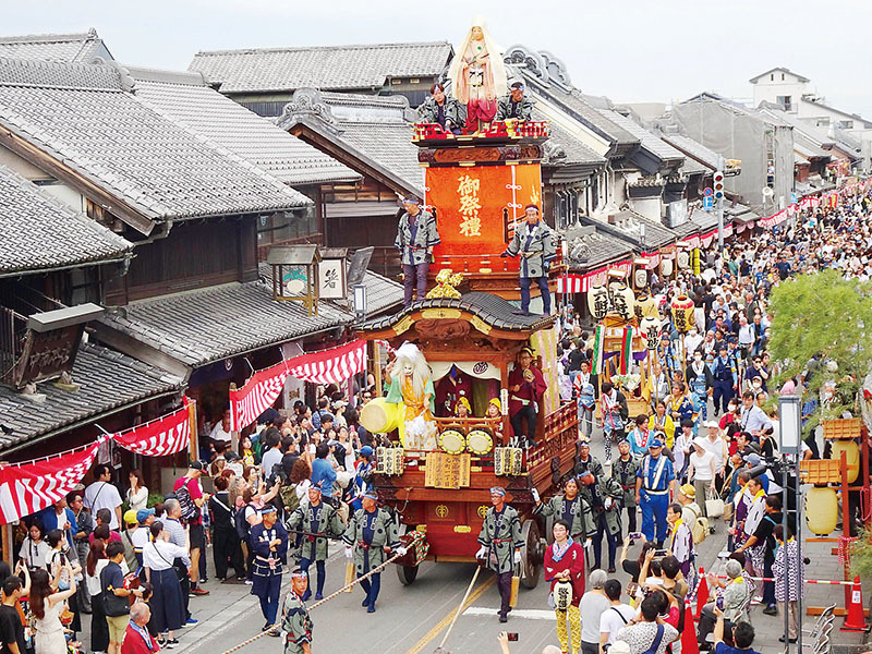 高さ8メートル！巨大な山車が市街地巡行、「曳っかわせ」に見物客ら沸く 華やかさも演出、夜には山車のちょうちんに明かり 小江戸の秋を彩る「川越まつり」  20日も（埼玉新聞） - Yahoo!ニュース