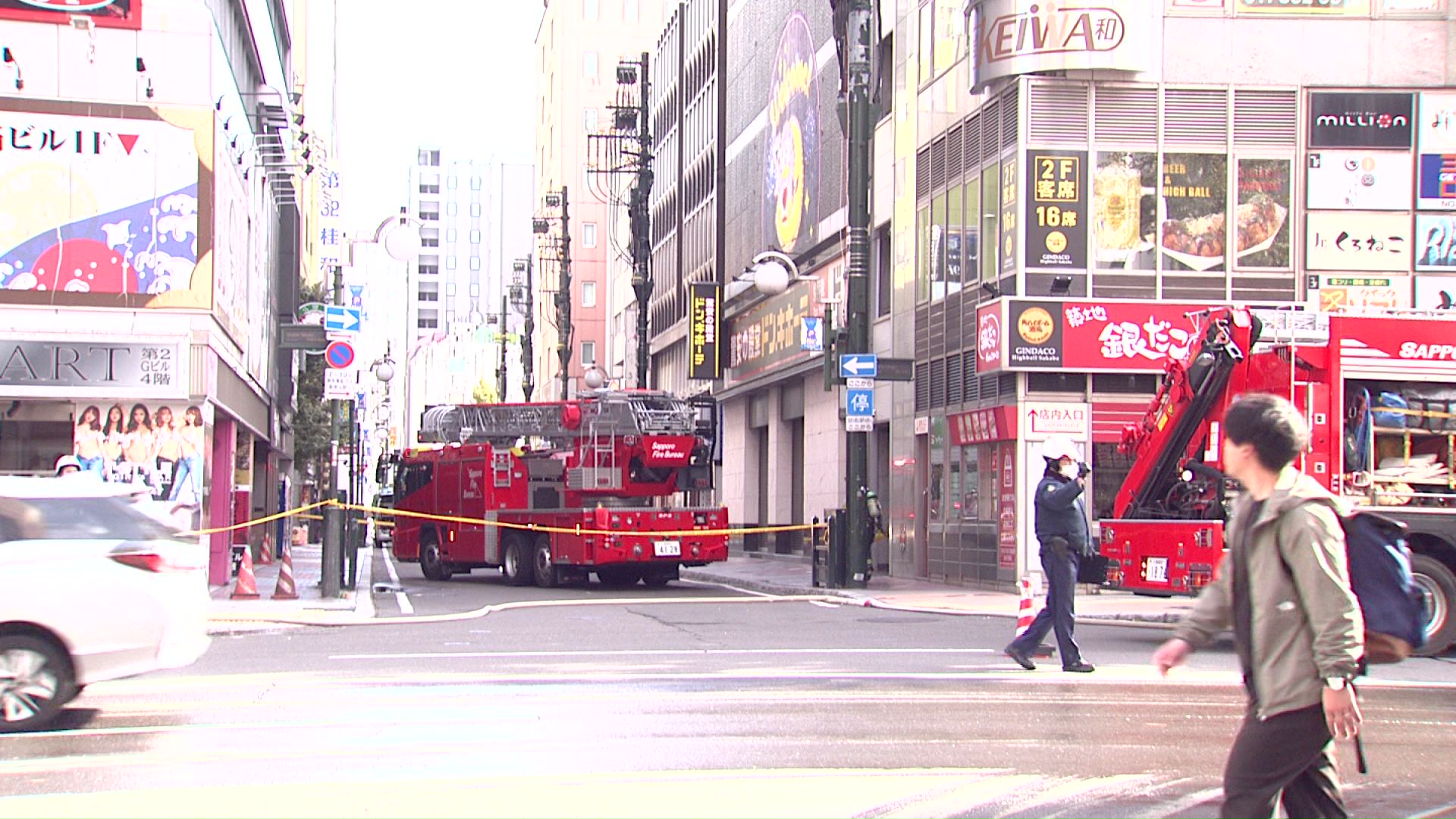 飲食店ビルで火事 約１時間後に鎮火 ケガ人なし 消防車など15台が出動し朝のススキノ周辺が騒然 出火当時無人だった店の冷蔵庫と壁が焦げた状態 北海道札幌市  （北海道ニュースUHB） - Yahoo!ニュース