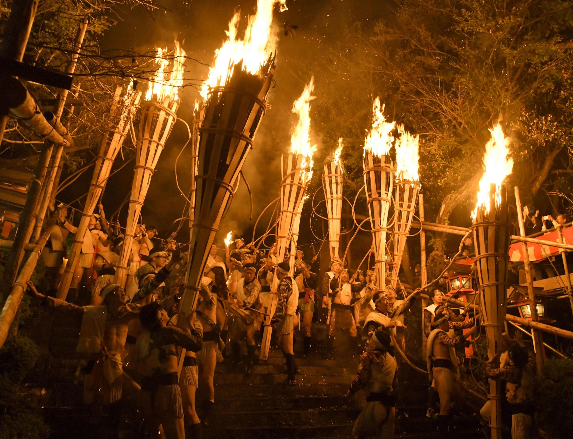 たいまつ、闇夜に燃え盛る 京都・鞍馬の火祭（共同通信） - Yahoo!ニュース