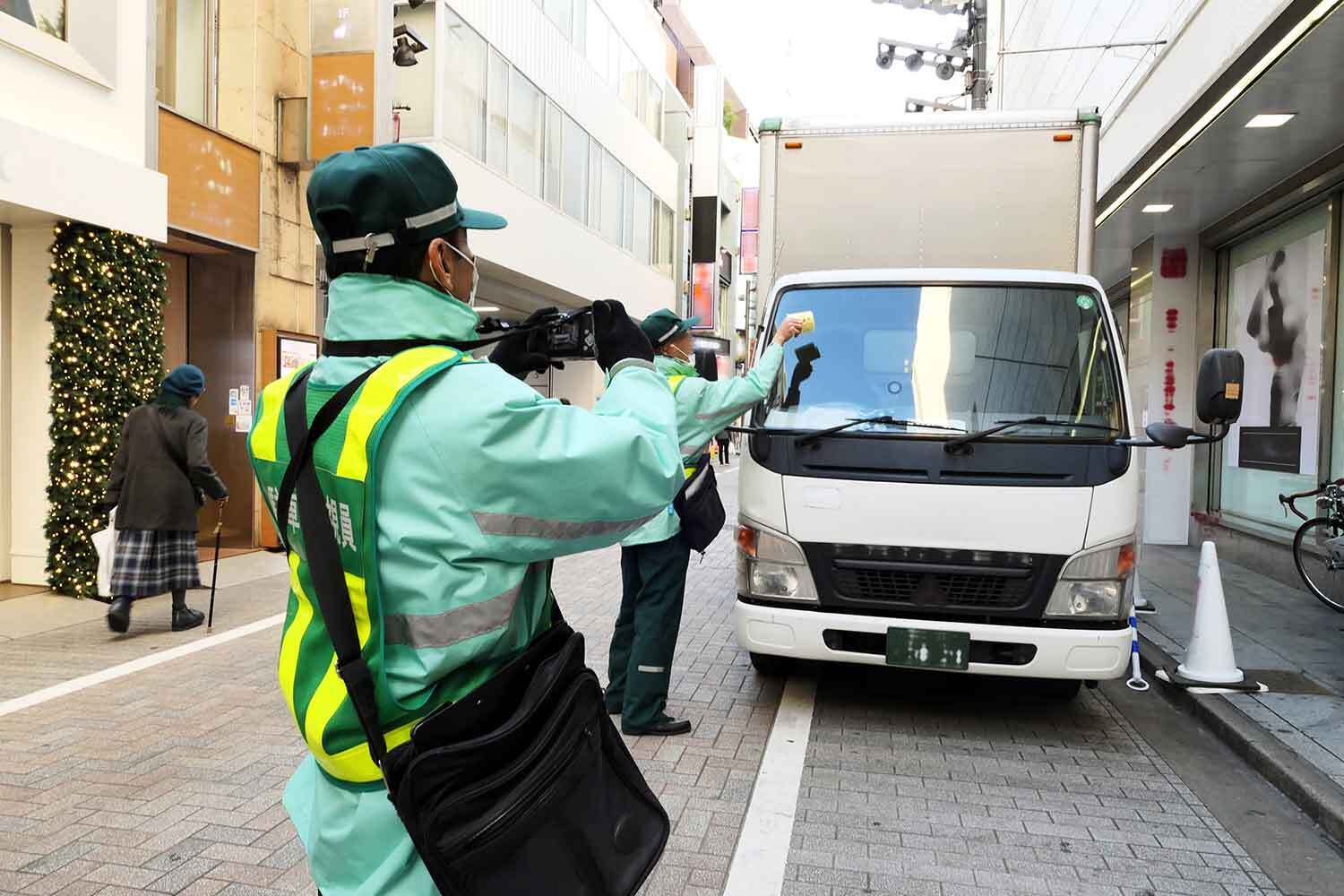 愛車が「緑のおじさん」＝「駐車監視員」に囲まれてる！ 「ちょっと待った～！ いま移動するから!!」は通用するのか？（WEB CARTOP） -  Yahoo!ニュース