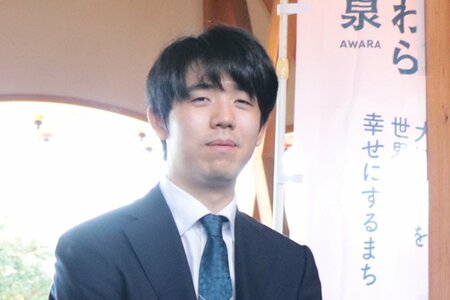 藤井聡太竜王「ずっと浸かっていたい」スーツ姿で足湯にホッと笑顔 竜王戦第2局（LIMO） - Yahoo!ニュース