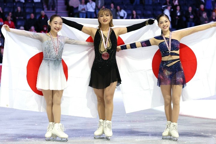 日本女子フィギュア、カナダで16年ぶりの表彰台独占に地元スケート連盟が異例の賛辞！  圧巻強さにISUも感服「サプライズと素晴らしいパフォーマンス」（THE DIGEST） - Yahoo!ニュース