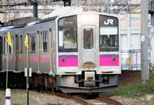 青森市のJR津軽線の車両。ローカル線の経営は厳しさを増している。