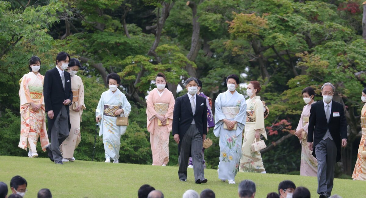 園遊会で皇后雅子さまのお着物に注目 袖には天皇家の「菊紋」と格調高い鳳凰の帯、愛子さまが幼い時期は「貝遊び」の柄行も（AERA dot.） -  Yahoo!ニュース