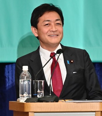 代替テキスト：石破首相と国民民主党代表の握手の様子