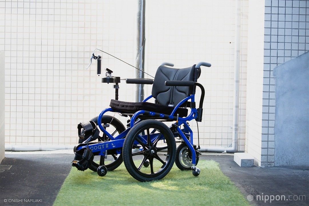 麻痺した足が動き出す ── 足こぎ車いすCOGYが放つ“夢見る力”（nippon.com） - Yahoo!ニュース