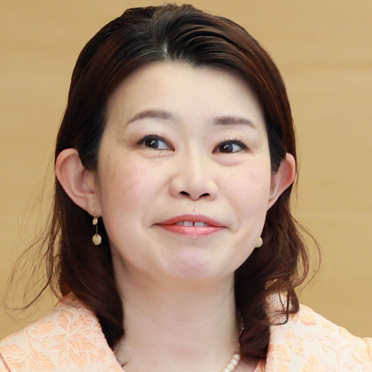 【独自】自民党女性局長代理に総選挙で「公職選挙法違反」の疑い「投票日にビラ配り」動画入手！ 群衆を前に「よろしくお願いしま～す」の場面も（SmartFLASH） - Yahoo!ニュース