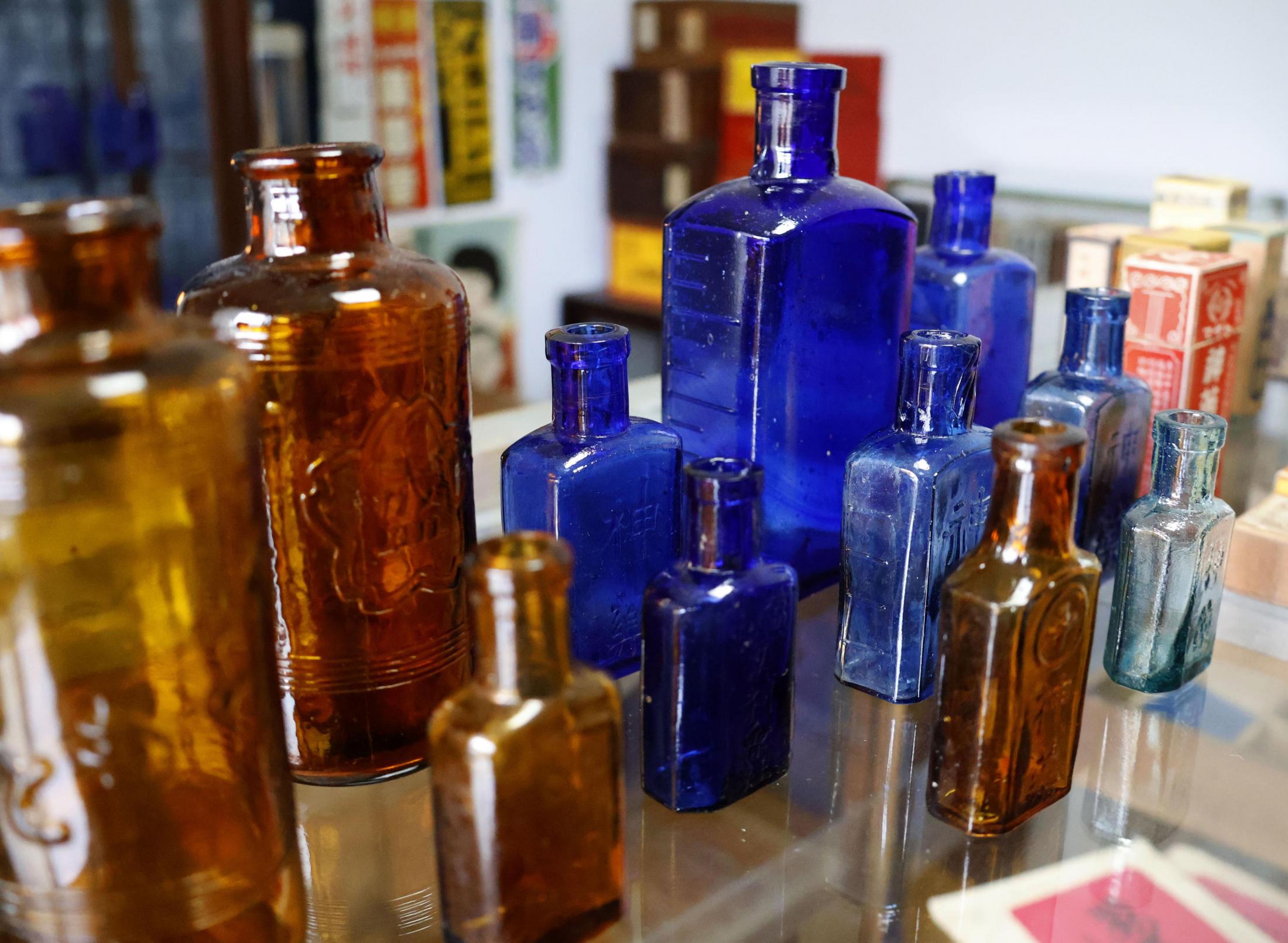 大正～昭和の薬瓶コレクション600本 富山市の男性「色や形に