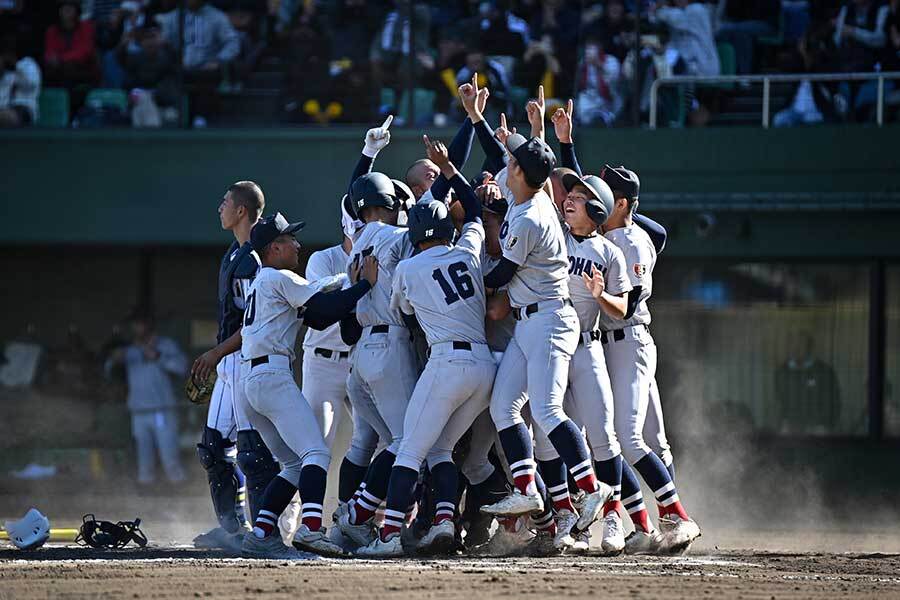 「2日連続で横浜優勝」 DeNA26年ぶり日本一の翌日、秋季関東大会でも横浜高が17年ぶりの歓喜（THE ANSWER） - Yahoo!ニュース