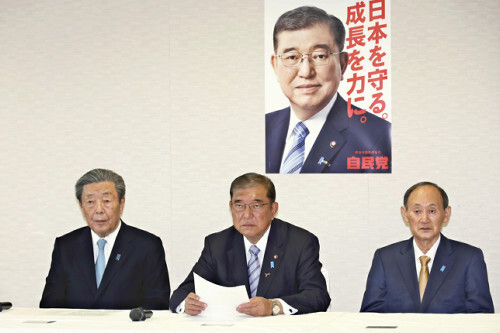 自民党役員会に臨む石破首相（中央）、森山幹事長（左）、菅副総裁（右）