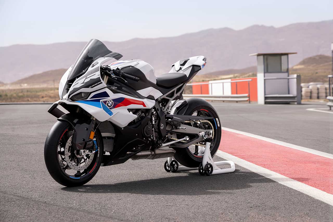 BMW、2025年型『S1000RR』にブレーキダクト追加、ウイングレットも変更。サーキットでの使用に向けて大幅改良（オートスポーツweb