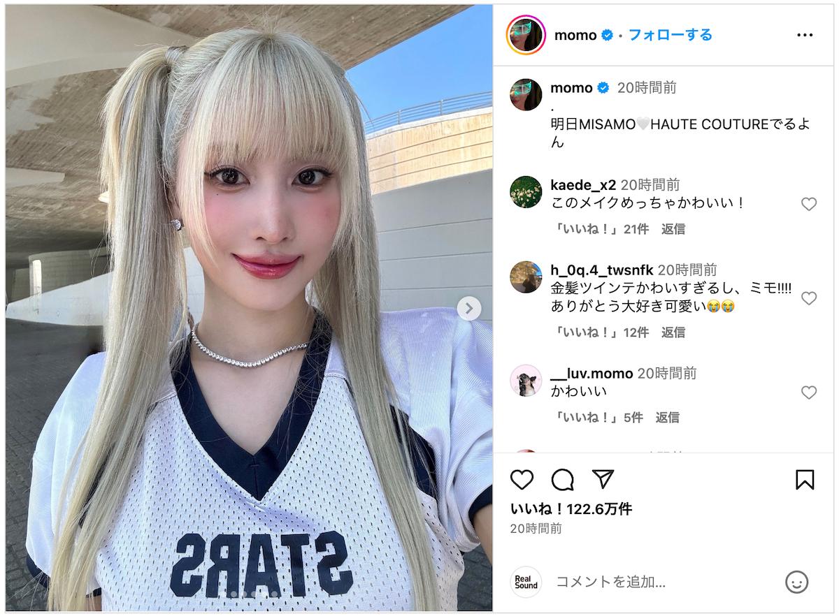 TWICE MOMO、ロングツインテ＆ミニスカ姿でダブルピース 「金髪