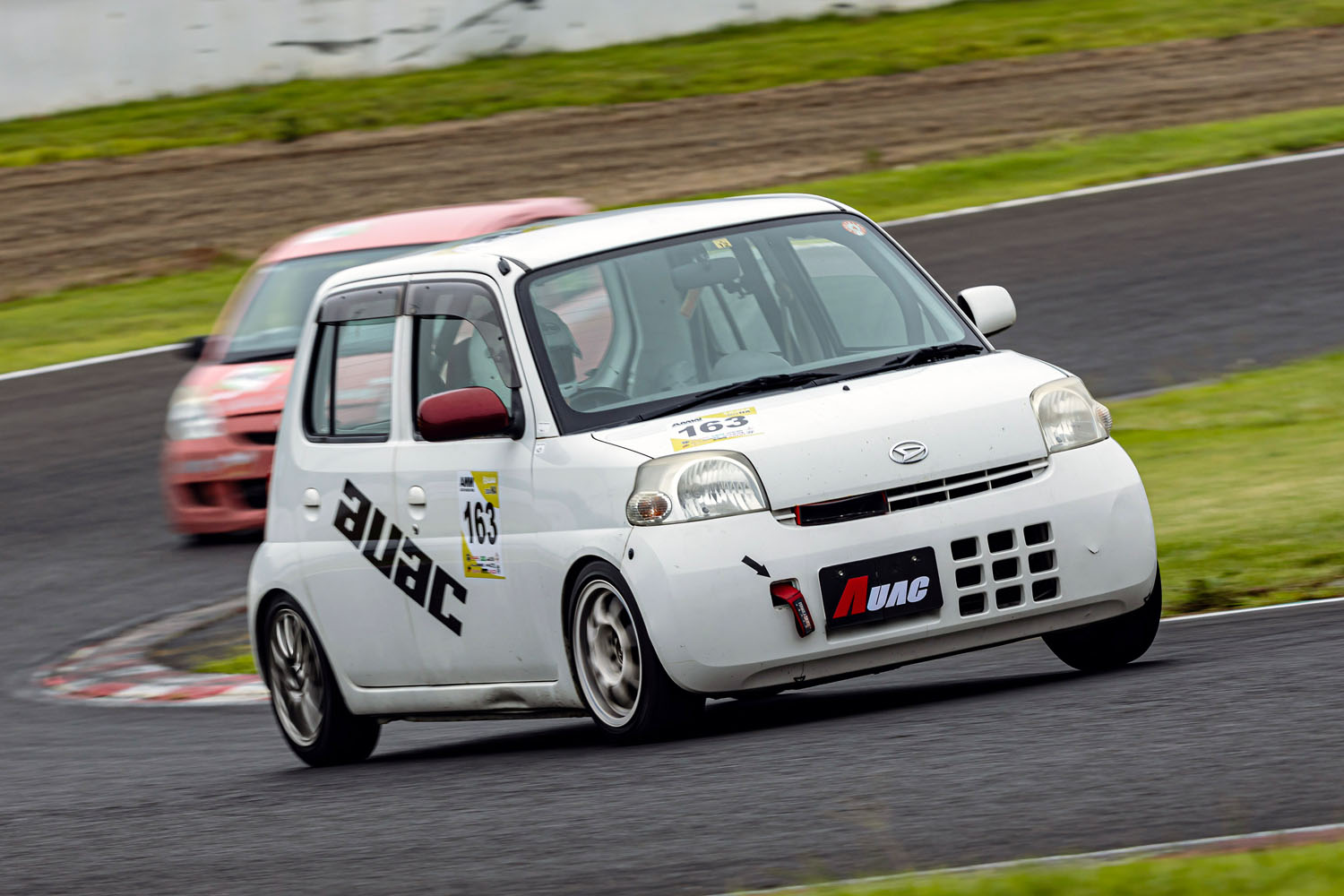 秋田大学自動車部の先輩たちを追いかけて、DIYでダイハツ「エッセ」をサーキット用に！…「東北660選手権」期待の若手を紹介します（Auto Messe  Web） - Yahoo!ニュース