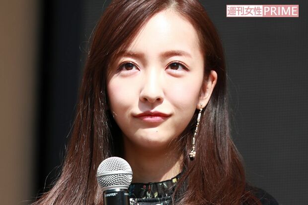 こんなに出して大丈夫？」板野友美が公開した“丸出し投稿”に賛否両論（週刊女性PRIME） - Yahoo!ニュース