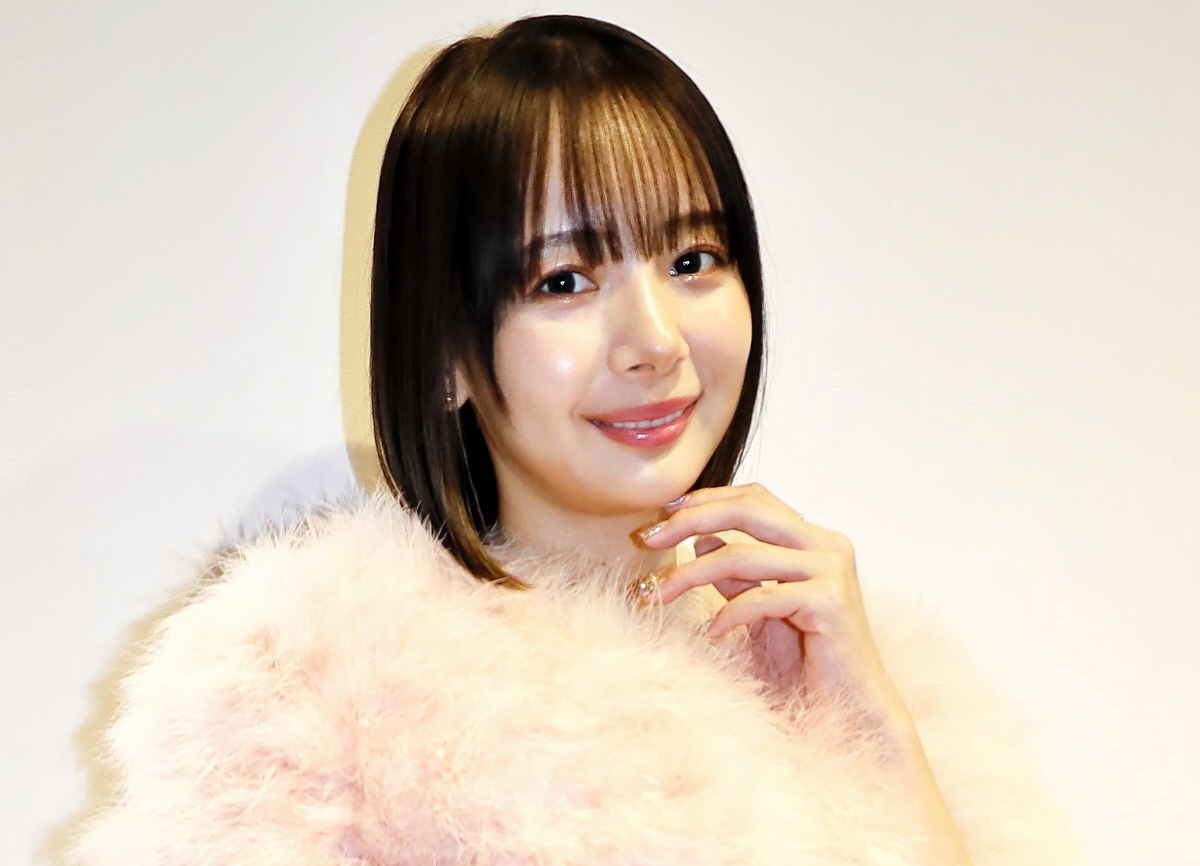 岡田紗佳 鮮烈肩出しドレスで競馬中継出演 超大穴にお口あんぐり…「油断しないでくださいね」のツッコミに赤面（デイリースポーツ） - Yahoo!ニュース