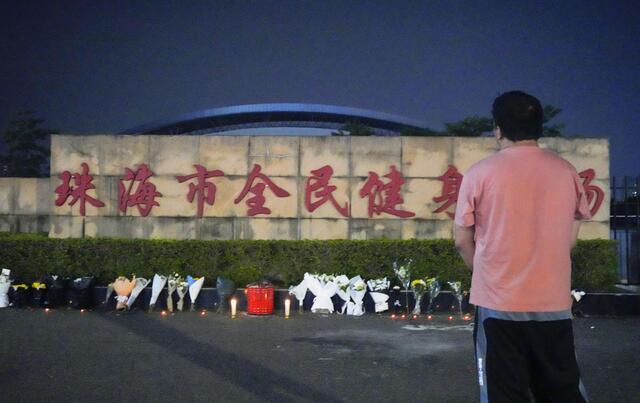 中国広東省珠海市でSUV暴走、35人死亡43人負傷の惨劇:離婚後の財産分与への不満が動機か 珠海市体育施設前に手向けられた花(共同)