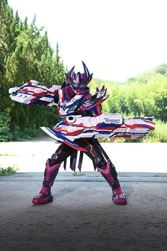 ＜仮面ライダーガッチャード＞Vシネに新フォーム「仮面ライダーヴァルバラドGT」登場！　最強の敵ウロボロスの声は杉田智和（MANTANWEB） 