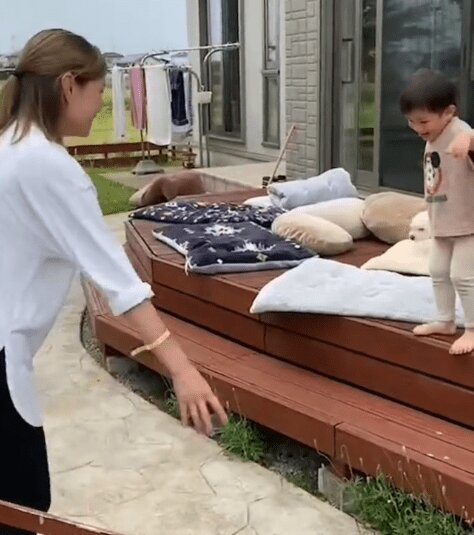 出産後のママと5日ぶりに会った2歳長男 その姿に「感動」「可愛すぎます」(ほ・とせなNEWS) - Yahoo!ニュース 出産後のママと5日ぶりに会った2歳長男 その姿に「感動」「可愛すぎます」(ほ・とせなNEWS) - Yahoo!ニュース