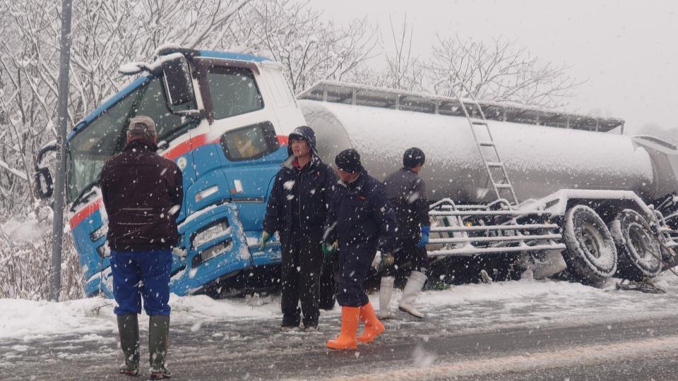 タンクローリーが路外逸脱 雪道でスリップか…反対車線側で車体が大きく傾く 巻き込まれた人や車なし 北海道中川町・国道40号線（HBCニュース北海道）  - Yahoo!ニュース