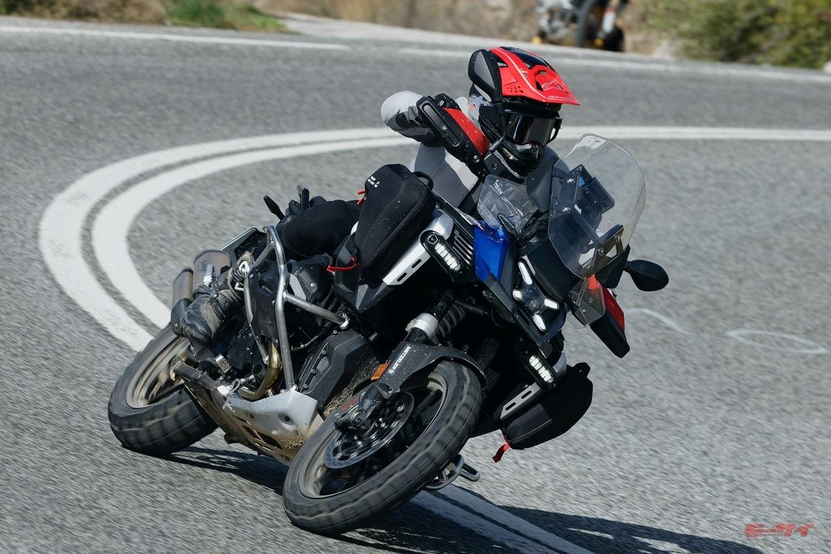 BMW R1300GSアドベンチャーをイギリス人レーサーが斬る「30L