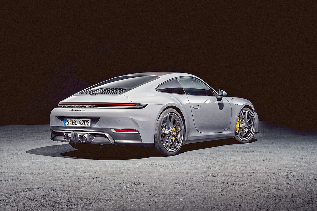初のハイブリッド911登場！】クーペに加えコンバーチブルと