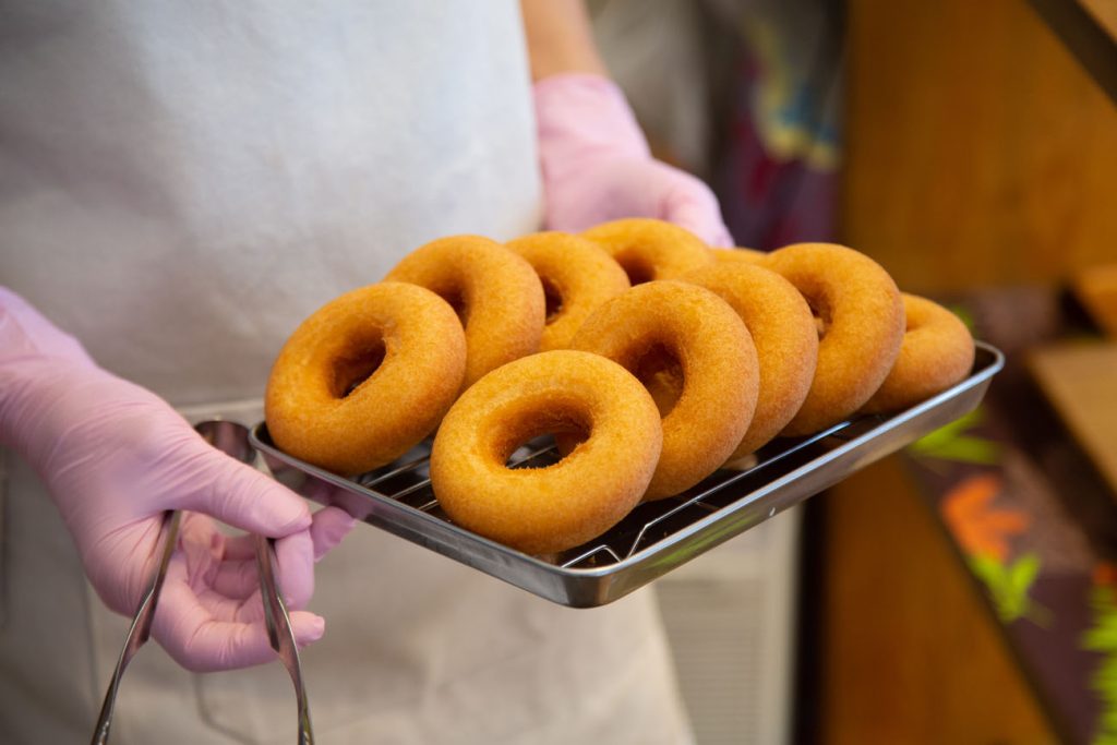 食べログ3.5以下のうまい店〉ドーナツ探求家も感動！ おいしい記憶を呼び覚ます、ハワイがルーツのケーキドーナツ（食べログマガジン） -  Yahoo!ニュース