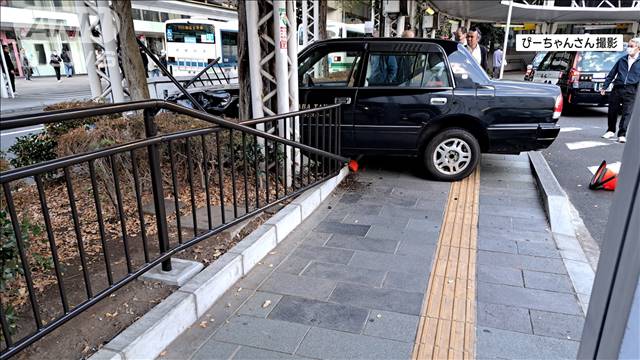 千葉・JR千葉駅前で朝の通勤時間帯にタクシーが歩道のフェンスに突っ込む　けが人なし