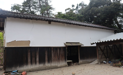 豪雨被害を受けた上時国家住宅の納屋