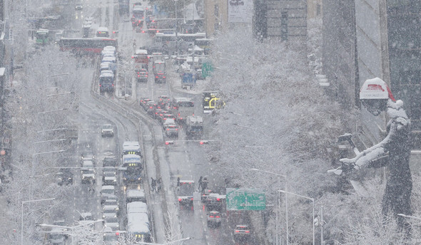 ソウル１１７年ぶりの大雪…三清トンネルなど６カ所に交通規制