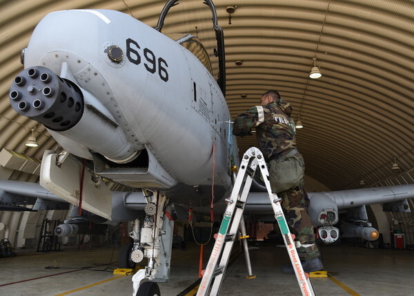 alt烏山空軍基地で整備作業を受けるA-10。機首下にある黒い筒状の物体がGAU-8アヴェンジャー30mmガトリング砲