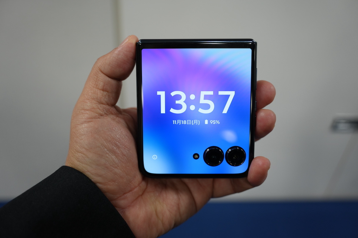 ホットピンクにも注目! 縦折りスマホの最高峰「motorola razr ホットピンクにも注目! 縦折りスマホの最高峰「motorola razr
