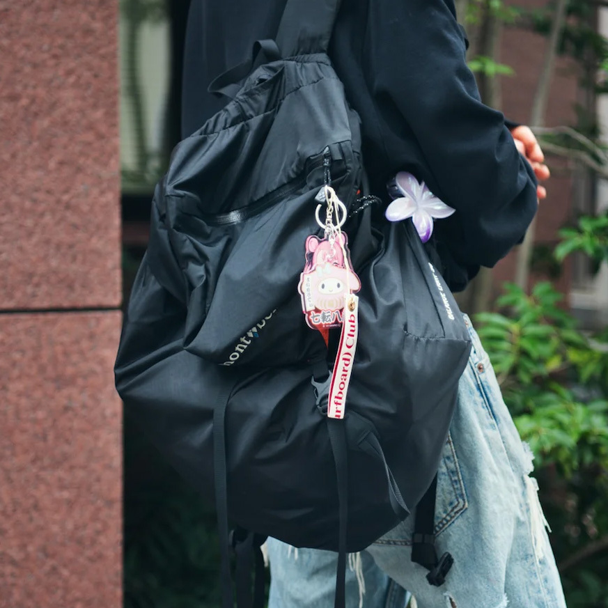 モンベル…オシャレな人は汎用性の高い「黒バッグ」を愛用して