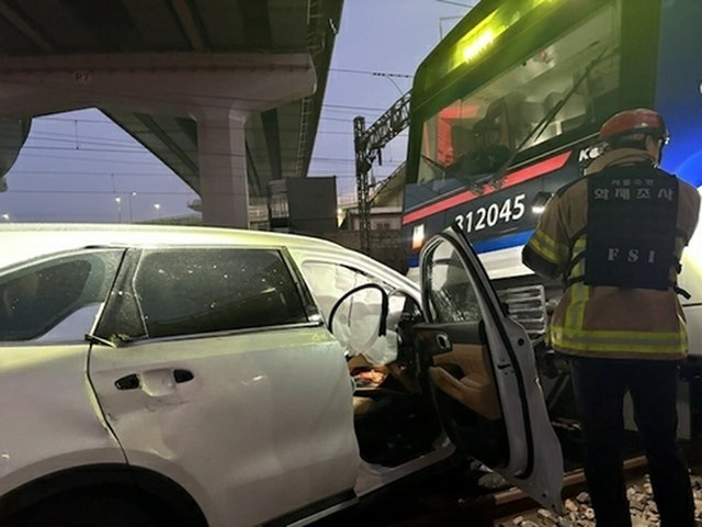 衝突した電車と乗用車