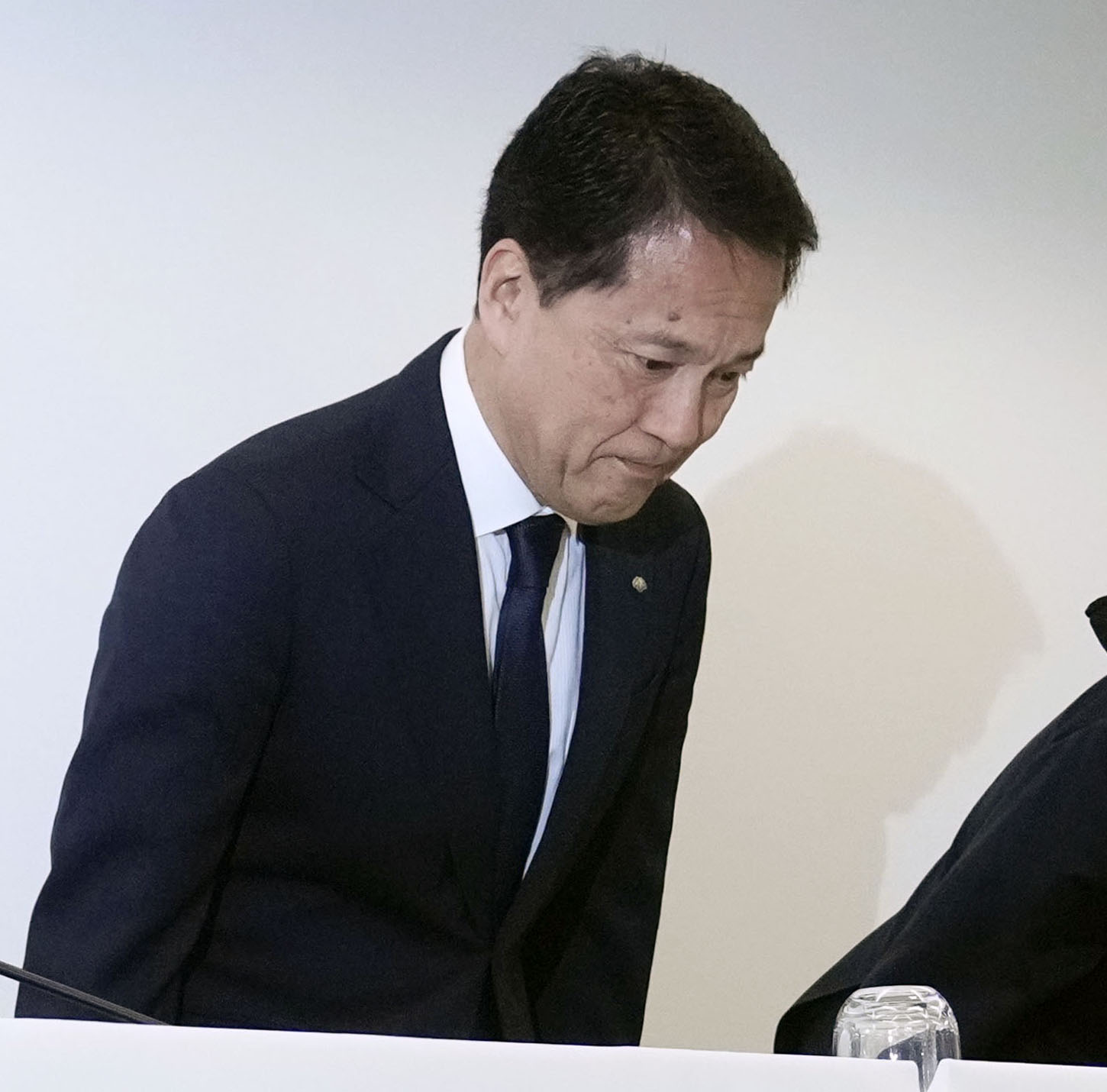 野村証券役員10人が報酬返上 元社員の強盗殺人未遂事件で（共同
