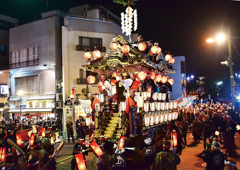 25万7千人の客、秩父夜祭で熱狂 全国でも珍しい屋台芝居に注目 豪華絢爛な行列、世界的に有名に  “だんご坂”を山車が上がりクライマックス、スターマインなど花火4千発超が打ち上がる（埼玉新聞） - Yahoo!ニュース