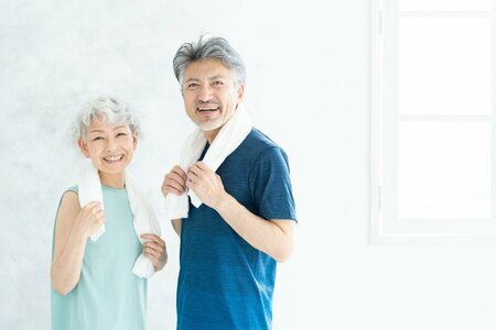 65歳以上の無職夫婦「生活費は1ヵ月にいくら？」家計収支と平均貯蓄額・年金額を一覧で見比べる(LIMO)