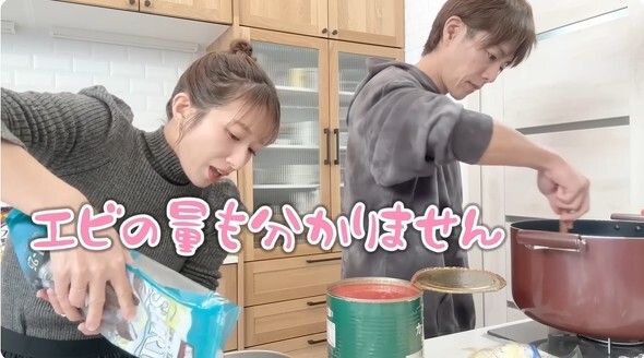 辻希美さんと杉浦太陽さんが一緒にパスタを作っている様子