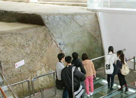 淡路島北端の江崎灯台の階段。阪神淡路大震災の活断層の横ずれで、階段が途中で断絶している様子。