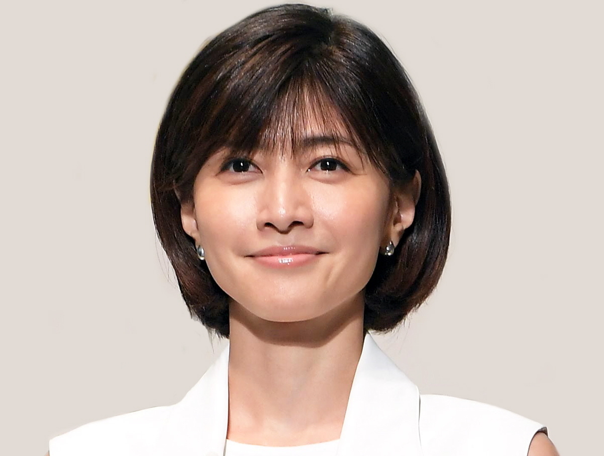 超絶美貌４９歳女優 クイズ番組出演も「可愛すぎて内容が入ってこない」武田双雲とスタッフの字間違え大パニックも「可愛すぎる」（デイリースポーツ） -  Yahoo!ニュース