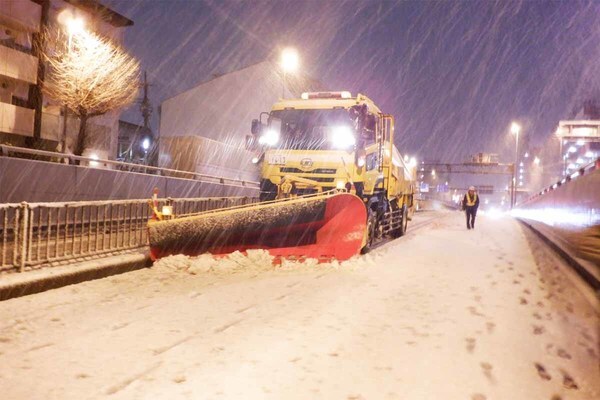 alt:雪の中、除雪作業を行う様子