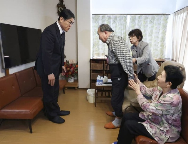 自販機にピースサイン 、体調不良は「ばい菌の仕業」…死刑判決から半世紀超、記者が見た袴田さんの拘禁症状 無罪確定後は変化を感じさせる言葉も。釈放から10年、姉と2人暮らしの日常 自販機にピースサイン 、体調不良は「ばい菌の仕業」…死刑判決から半世紀超、記者が見た袴田さんの拘禁症状 無罪確定後は変化を感じさせる言葉も。釈放から10年、姉と2人暮らしの日常