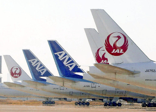 成田空港に着陸するJAL機