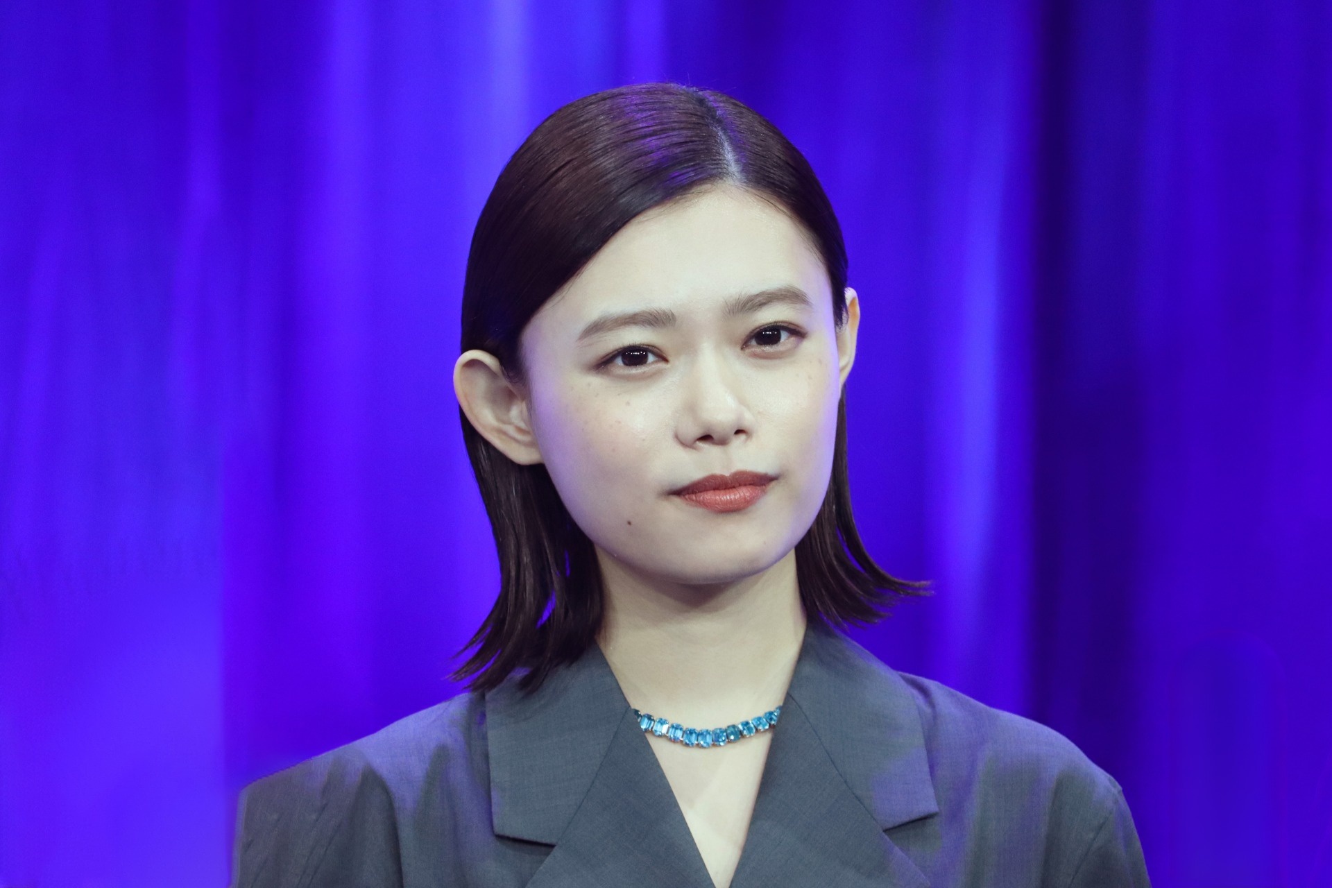 杉咲花 杉咲花、とびきりスマイルショット公開「少し照れているのもかわいい」「カメラマン神木くん？」と反響＜海に眠るダイヤモンド＞（WEBザテレビジョン） -  Yahoo!ニュース