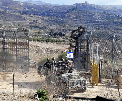 イスラエル軍の車両が緩衝地帯を移動する様子