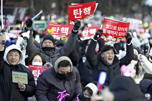 ソウル国会前で歓喜する市民